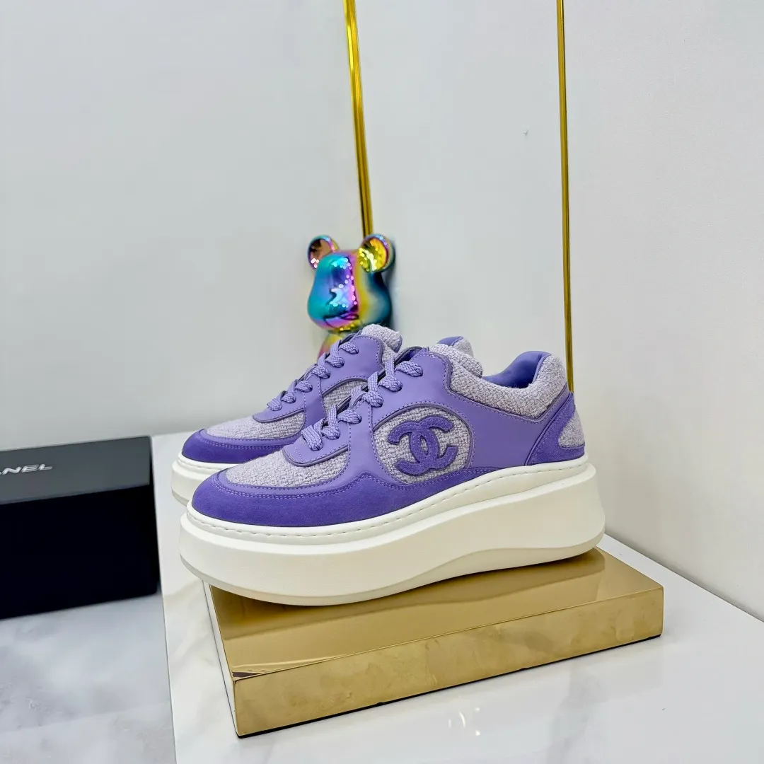 👟👟Ex-factory price 680👟👟 Upgraded version, upgraded version, upgraded version! No rebuttal accepted! ! ! ! Chanel Chanel panda shoes! 2025 counter's top casual sports shoes. This classic design; the upper is electro-embroidered with a variety of techniques; the outsole is fashionable and sporty; the unusual inclusion of a variety of color matching elements... The diversified mix and match is very good-looking and versatile, and can be used for leisure, fashion, sports, and outdoor... ꫛꫀꪝ Go➫ Materials: ❶Upper made of: original imported first-layer silk cowhide + original waterproof cloth + original first-layer cowhide ❷Inner lining: Original Yangli+Net ❸Outsole based on: Original TPU combination outsole Counter boutique packaging complete set for women 35–41 👉 👉 👉 👉 👉 👉 👉